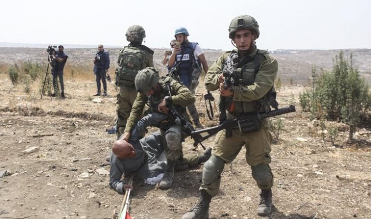 جنود من جيش الاحتلال يعتدون على مواطنين فلسطينيين