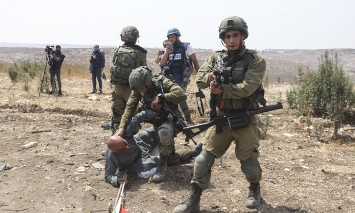 جنود من جيش الاحتلال يعتدون على مواطنين فلسطينيين