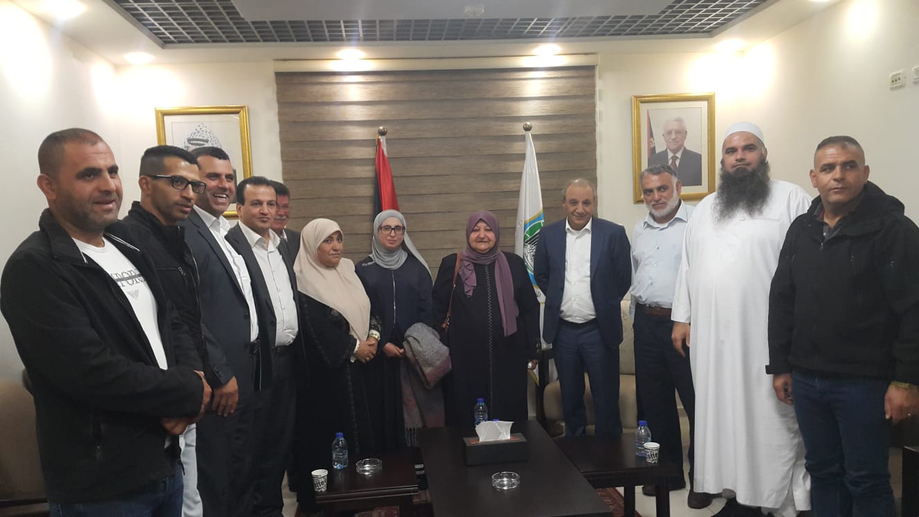 اللواء ماجد فرج رئيس جهاز المخابرات العامة الفلسطينية خلال لقائه عائلات الأسرى المضربين عن الطعام