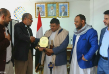 ممثل حركة "حماس" في صنعاء معاذ أبو شمالة يكرم احد ميليشيات الحوثي المدعومة من إيران
