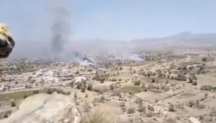 صورة توضح عملية احراق المنازل والمزارع من قبل الحوثيين في اليمن